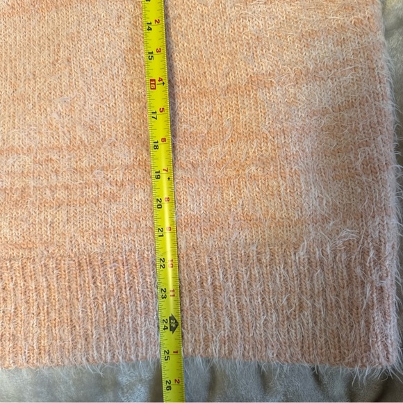Show me your Mumu Fatima Turtleneck Sweater Size Small Pink Oversized Fuzzy Cozy - Picture 10 of 10